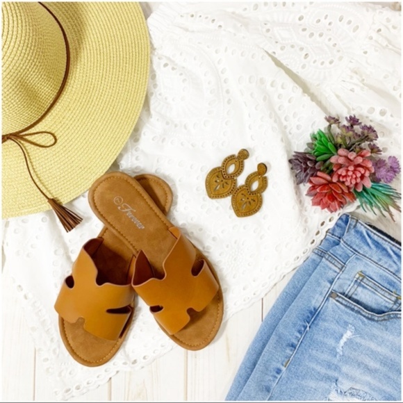 ❤️ LAST PAIR! Tan Slide Sandal - Picture 4 of 4